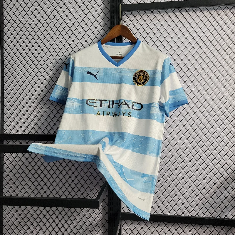 CAMISA DO MANCHESTER CITY 22/23 AZUL E BRANCO COMEMORATIVA