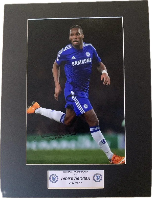 DIDIER DROGBA - SIGNERT BILDE MED EKTEHETSBEVIS/COA